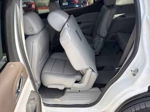 Used 2023 GMC Acadia SLT w/ Technology Package FWD image 11