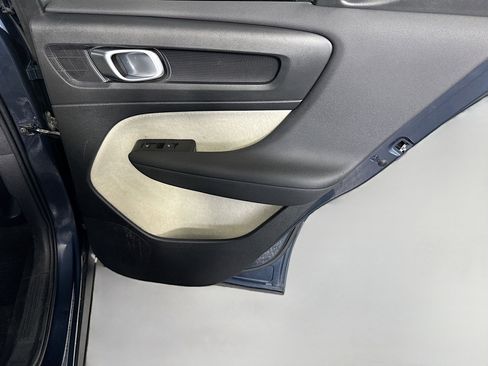 Used 2021 Volvo XC40 T5 Momentum w/ Premium Package image 28