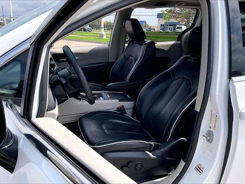 Used 2023 Chrysler Pacifica Limited FWD image 8