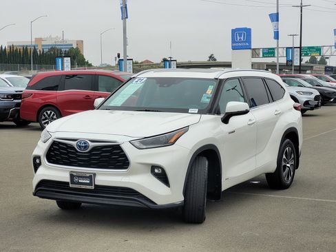 Used 2021 Toyota Highlander XLE image 9