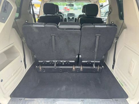 Used 2014 Chrysler Town & Country Touring FWD image 19