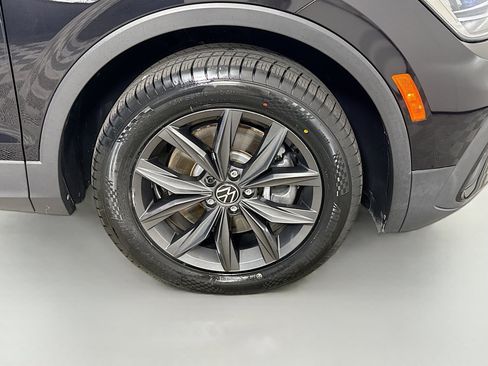 Used 2022 Volkswagen Tiguan SE FWD image 32