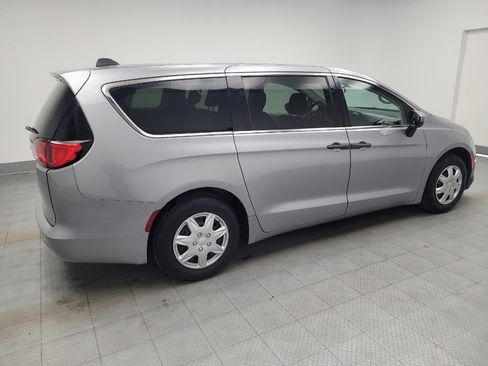 Used 2020 Chrysler Voyager L image 10