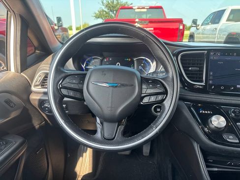 Used 2021 Chrysler Pacifica Limited w/ Uconnect Theater Family Group FWD image 10