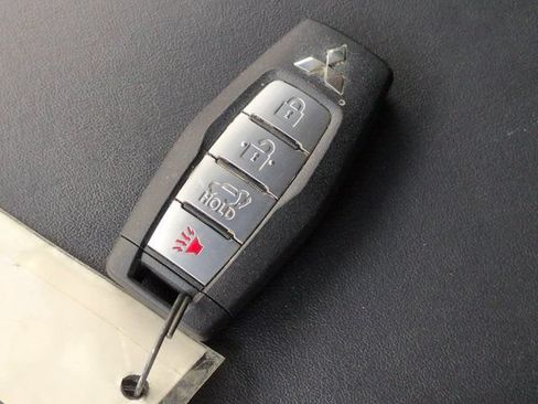 Used 2025 Mitsubishi Outlander SE FWD image 29