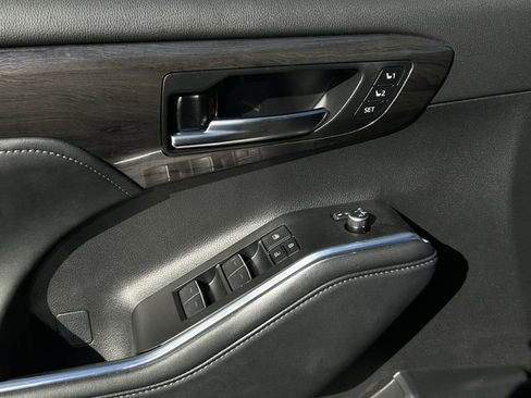 Used 2024 Toyota Highlander Platinum image 25