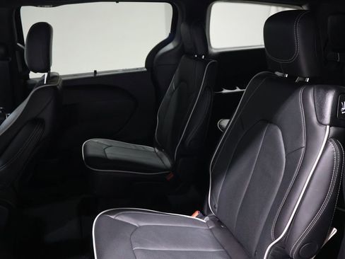 New 2026 Chrysler Pacifica Limited image 10