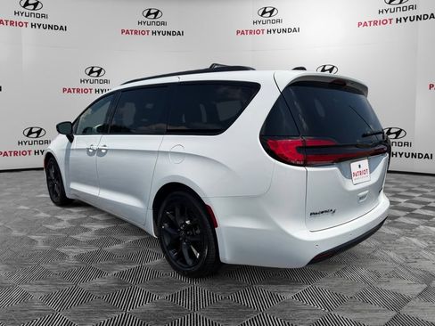 Used 2025 Chrysler Pacifica Limited FWD image 5