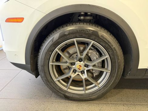 Certified 2024 Porsche Cayenne AWD/4WD image 10