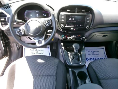 Used 2025 Kia Soul LX w/ LX Technology Package FWD image 11