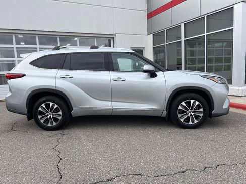 Used 2020 Toyota Highlander XLE image 11