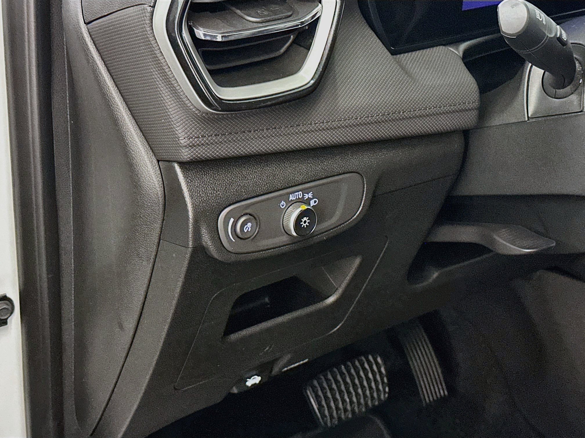 Used 2025 Chevrolet TrailBlazer LT AWD/4WD image 17