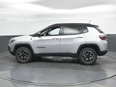 Used 2025 Jeep Compass Trailhawk w/ Trailer Tow Group AWD/4WD image 9