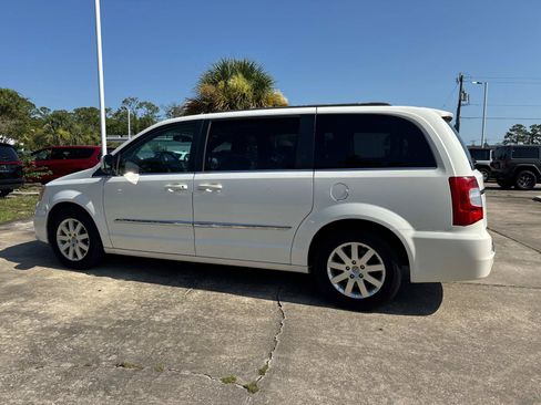 Used 2013 Chrysler Town & Country Touring FWD image 5
