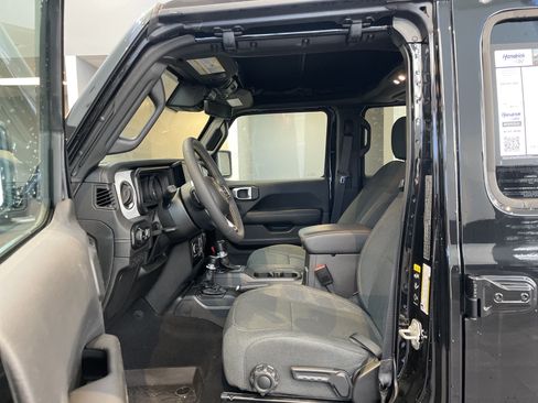 Used 2024 Jeep Wrangler Unlimited Sahara w/ Technology Group AWD/4WD image 16