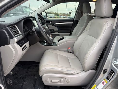 Used 2017 Toyota Highlander XLE image 19
