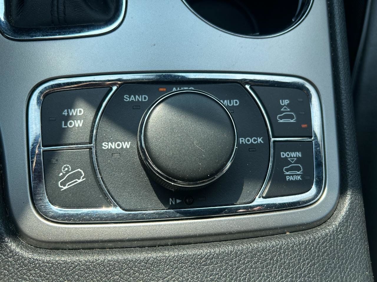 Used 2018 Jeep Grand Cherokee Overland AWD/4WD image 25