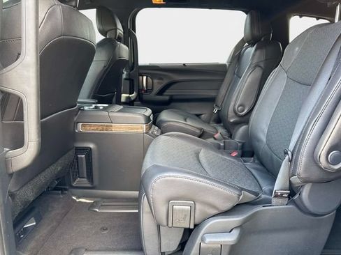 Used 2025 Toyota Sienna Platinum AWD/4WD image 11