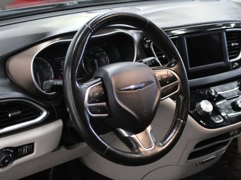 Used 2019 Chrysler Pacifica Touring-L FWD image 13