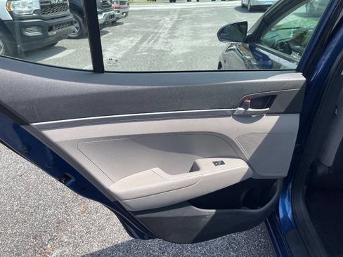 Used 2019 Hyundai Elantra SE FWD image 21
