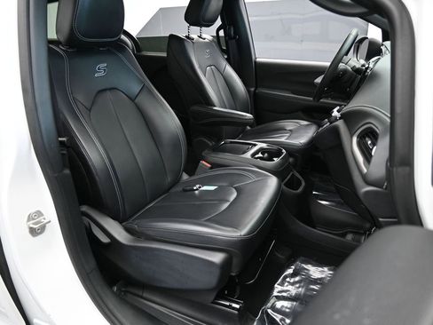 Used 2023 Chrysler Pacifica Touring-L w/ S Appearance Package image 48