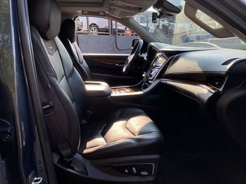 Used 2020 Cadillac Escalade ESV Premium Luxury AWD/4WD image 18