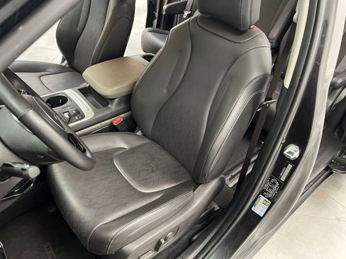 Used 2025 Kia Carnival FWD image 9