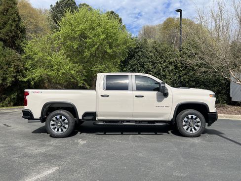 New 2026 Chevrolet Silverado 2500 Custom w/ Custom Value Package AWD/4WD image 10