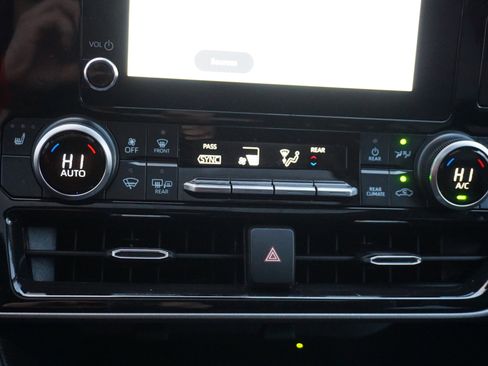 Used 2025 Toyota Highlander XLE image 13