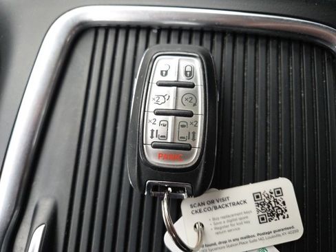 Used 2022 Chrysler Pacifica Touring-L image 10