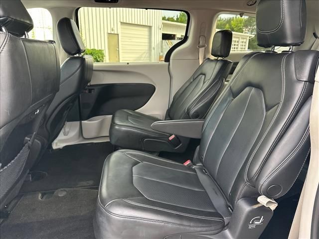 Used 2023 Chrysler Pacifica Touring-L AWD/4WD image 16