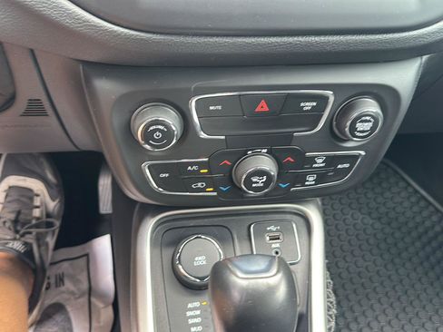 Used 2020 Jeep Compass Latitude w/ Cold Weather Group AWD/4WD image 24