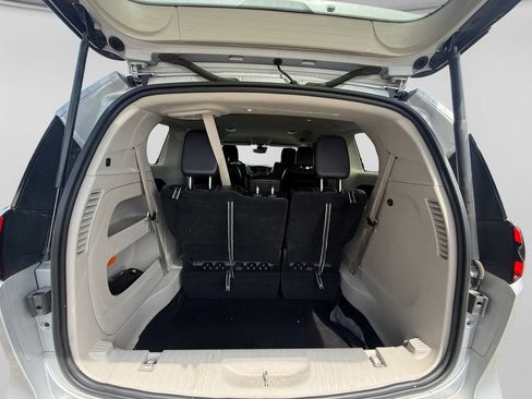 Used 2024 Chrysler Pacifica Touring-L FWD image 42