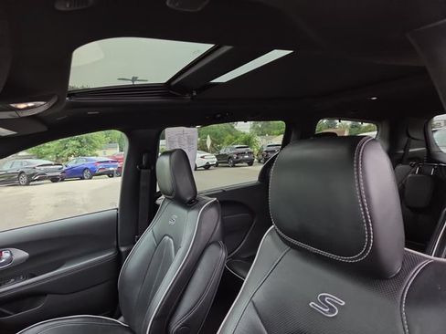 Used 2025 Chrysler Pacifica Limited FWD image 26