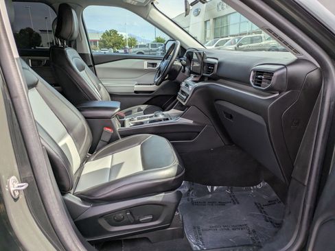 Used 2022 Ford Explorer XLT w/ Equipment Group 202A AWD/4WD image 32
