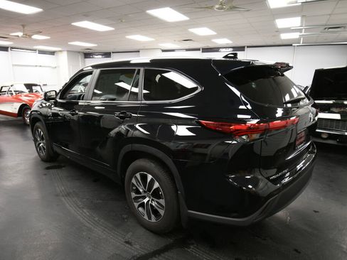 Certified 2023 Toyota Highlander XLE image 5