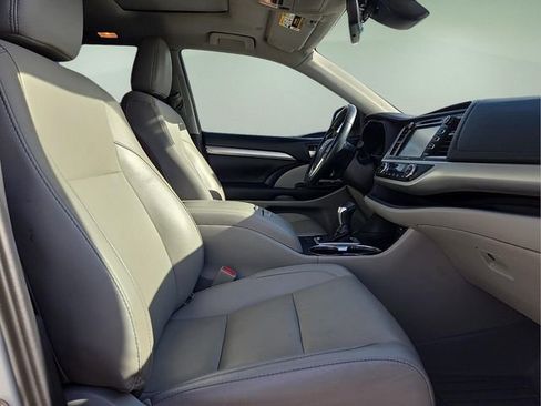 Used 2019 Toyota Highlander XLE image 12