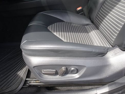 Used 2019 Toyota Camry SE FWD image 7