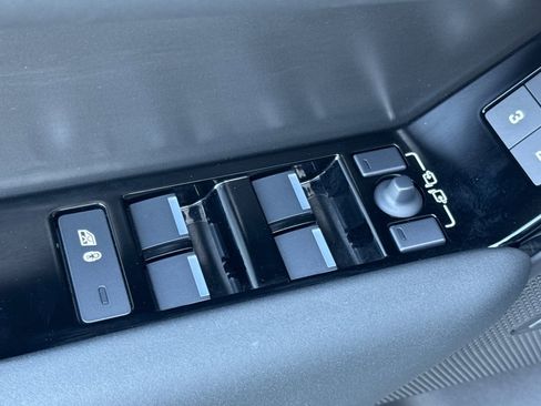 Used 2026 Land Rover Range Rover Velar S image 11