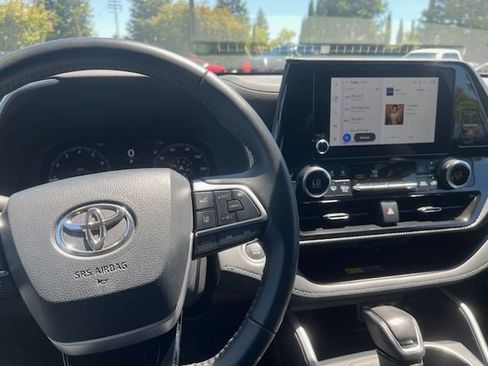 Used 2025 Toyota Highlander XSE AWD/4WD image 14
