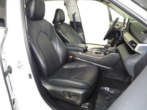 Used 2023 Toyota Highlander Limited FWD image 19