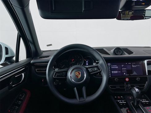 New 2026 Porsche Macan Base image 25