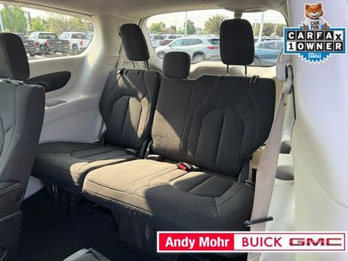 Used 2017 Chrysler Pacifica Touring FWD image 18
