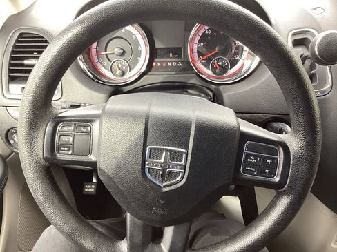 Used 2019 Dodge Grand Caravan SE w/ UConnect Hands-Free Group image 16
