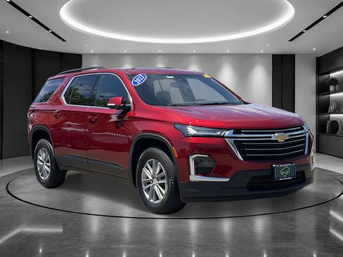 Used 2023 Chevrolet Traverse LT FWD image 3