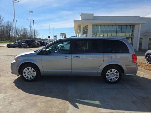 Used 2018 Dodge Grand Caravan SE w/ UConnect Hands-Free Group image 2