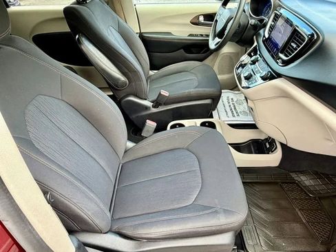 Used 2017 Chrysler Pacifica Touring FWD image 19