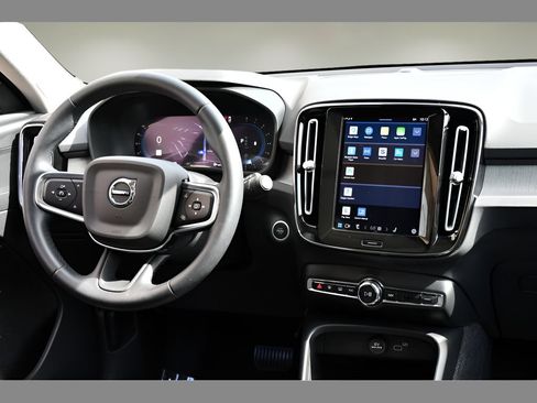 Certified 2023 Volvo XC40 B5 Plus w/ Protection Package Premier AWD/4WD image 18