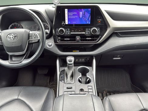 Used 2023 Toyota Highlander XLE AWD/4WD image 7