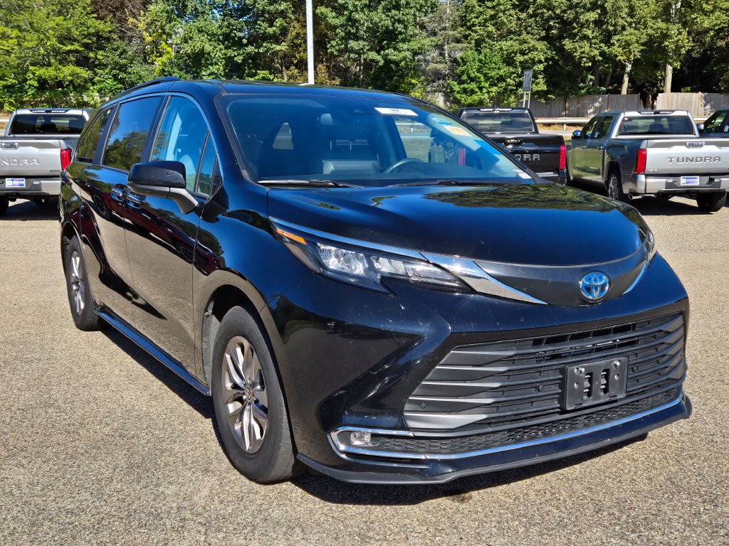 Used 2024 Toyota Sienna XLE AWD/4WD image 8